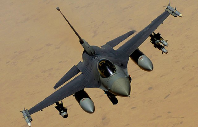 В небе Сирии встретились российский истребитель и американские F-16